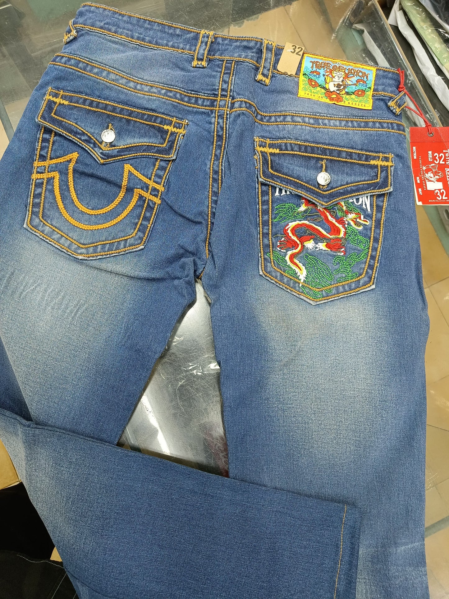 TRUE RELIGION STRAIGHT FIT JEANS