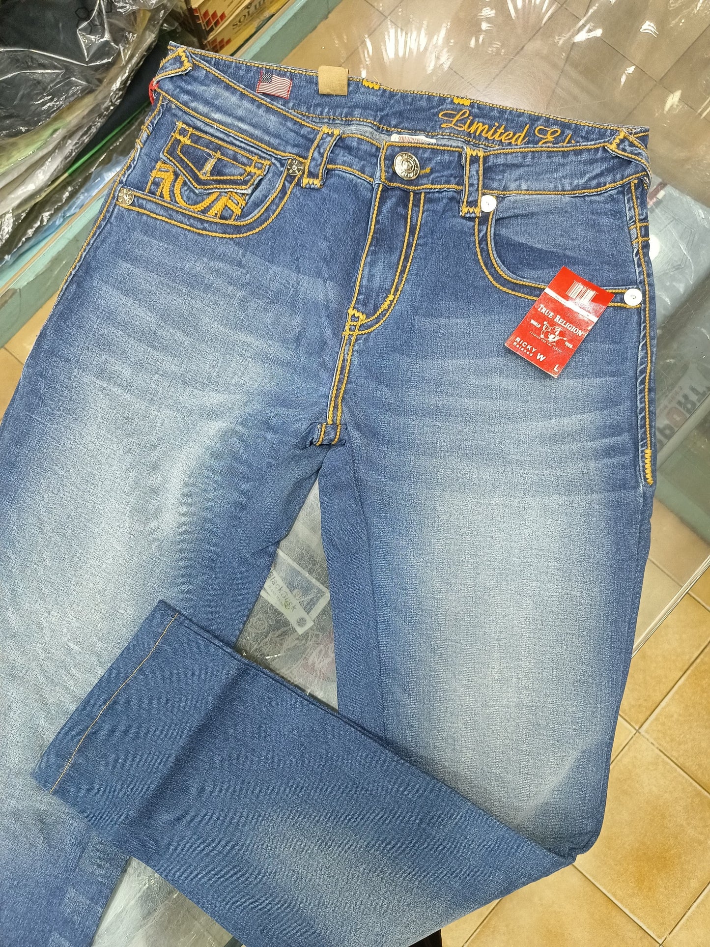 TRUE RELIGION STRAIGHT FIT JEANS
